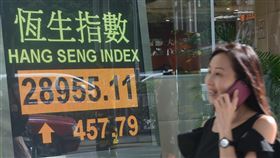 港股滬股收漲香港和上海股市29日收盤勁揚，結束行情艱困的一季。由於投資人擔心中國和美國貿易戰開打，導致兩地股市過去3個月飽受打擊。（中新社提供）中央社　107年6月29日