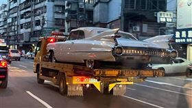 有網友在街頭看到一台凱迪拉克。（圖／翻攝自爆廢公社 臉書）