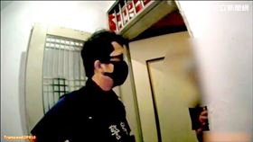 台北市大同分局蔡姓、林姓2名警員將通緝犯葉婦丟包惹議。（圖／翻攝畫面）