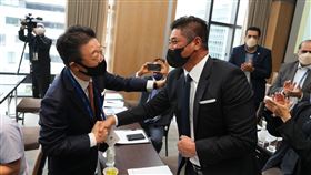 辜仲諒理事長與亞洲會員國代表握手致意。（圖／棒球協會提供）