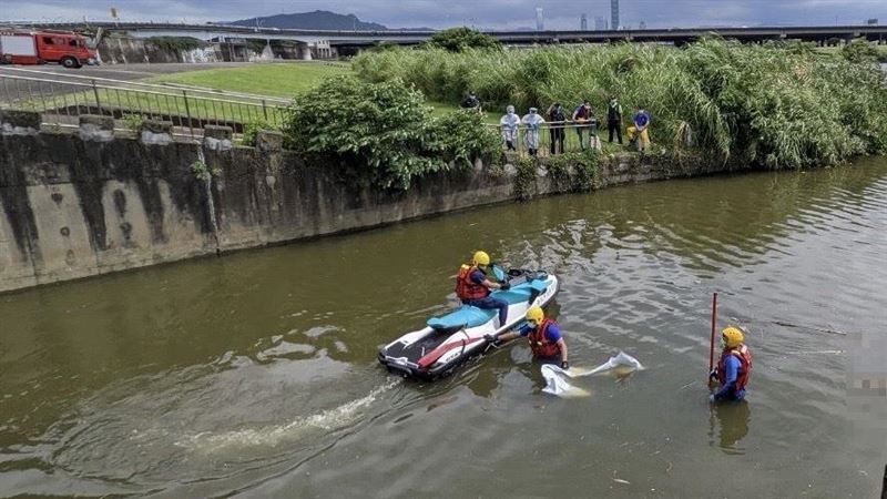 內湖港墘抽水站　腐爛遺體漂浮