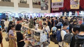 暑假首週末假日  中市百貨公司現人潮