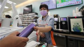 自備飲料杯享折扣  7月1日上路（1）行政院環保署公告，7月1日起，消費者自備環保杯至連鎖店購買飲料，業者應提供至少新台幣5元價差優惠；呼籲民眾配合響應自備環保杯。中央社記者裴禛攝  111年7月1日