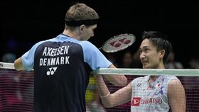 安賽龍壓倒性擊倒桃田賢斗。（圖／美聯社／達志影像）