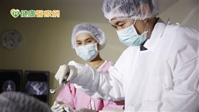 民眾繳了健保費，卻無法自行選擇手術中所使用的醫材，可能在不知情的狀況下使用到不偏好的中牌醫材