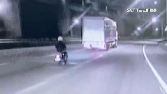 機車闖國道　連過4交流道不下還超車