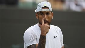 ▲基爾喬斯和對手西西帕斯在溫網男單32強上演一場鬧劇。（圖／美聯社／達志影像）