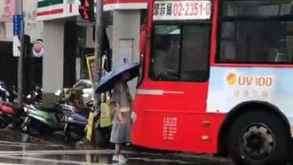 離站不給搭！台中28歲女肉身擋公車