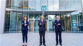 「2022富邦財經趨勢論壇年中場」今（4）日起跑，富邦金控首席經濟學家羅瑋博士(右起) 、富邦投顧董事長蕭乾祥、台北富邦銀行吳薏菱資深副總深入剖析2022年全球經濟發展趨勢。（圖／富邦提供）