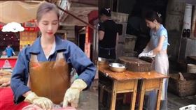 中國四川一名賣魚少女突然爆紅。（圖／翻攝自網易新聞）