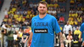 ▲東契奇（Luka Doncic）在國際賽場上被噓聲伺候，連諾威斯基（Dirk Nowitzki）也趁機偷酸他。（圖／翻攝自FIBA官網）