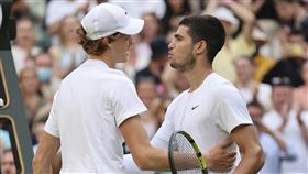 ▲義大利新星辛納（Jannik Sinner）出戰西班牙「小蠻牛」艾卡拉茲（Carlos Alcaraz）。（圖／美聯社／達志影像）