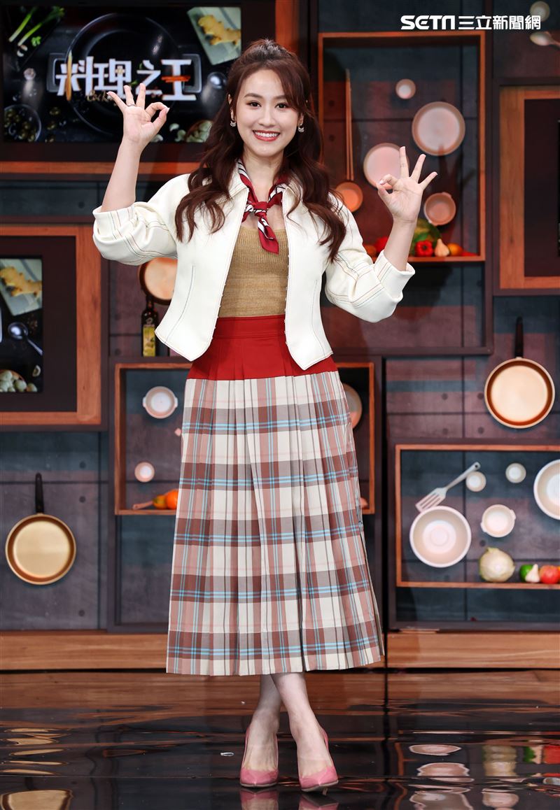 Sandy吳姍儒主持「料理之王3」。（記者邱榮吉/攝影）