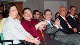 香港作家倪匡（前左2）逝世，生前與台灣淵源頗深，經常港台兩地飛。圖為2007年倪匡與夫人李果珍（前左1）應邀參加台灣駐港機構光華新聞文化中心春茗。（圖／光華新聞中心提供）
