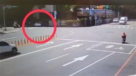 保時捷,地檢署,圍牆,過彎（圖／翻攝畫面）