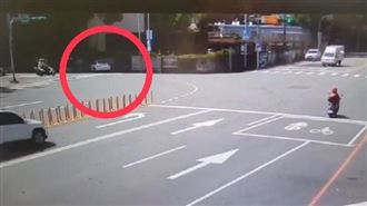 保時捷過彎不成　撞進圍牆…消失了