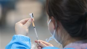 新北兒童疫苗開打　醫護人員到校準備（1）新北市校園BNT兒童疫苗接種作業25日展開，預計在6月底前為全市6至12歲學生完成接種。圖為亞東醫院醫護人員上午在土城區安和國小準備為學童施打疫苗。中央社記者鄭清元攝  111年5月25日