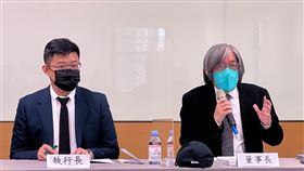 詹宏志：今年獲利若沒改善 自己薪資將變零電商集團PChome網路家庭22日召開股東常會，董事長詹宏志（右）說，如果今年無法改善獲利，他會把自己薪資變成零，把執行長蔡凱文（左）薪資變成1/2。中央社記者吳家豪攝  111年6月22日