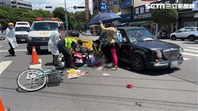 台中老翁騎腳踏車在東區路口，遭小客車碰撞命危送醫。（圖／民眾提供）