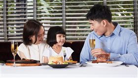 暑假期間帶小朋友一起來王品牛排體驗西餐的魅力。（圖／品牌業者提供）