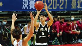 UBA男子8強複賽　政大勝輔大（2）109學年度UBA大專籃球聯賽27日繼續進行男子組8強複賽，下午第2戰由政治大學對上輔仁大學，政大張鎮衙（中）外線手感發燙，率隊大勝對手。中央社記者王騰毅攝  110年2月27日