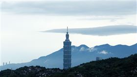 中部以北降雨較明顯（2）中央氣象局表示，16日中部以北沿海地區較易下雨、降雨時間較長，南部偶爾有零星降雨；氣溫方面，各地感受仍溫暖偏熱。圖為從台北市南區遠眺101大樓，雲層已逐漸遠離。中央社記者郭日曉攝  111年6月16日