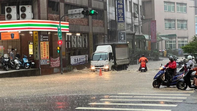 雨神狂炸全台　蘇巧慧曝樹林淹水畫面