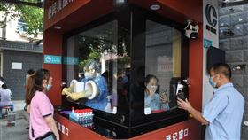 中國自6月26日安徽省泗縣通報新增病例起，已導致鄰省共12個城市爆發本土疫情。圖為安徽民眾7月1日接受採檢。（圖／中新社）
