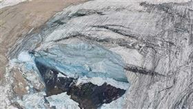 義大利阿爾卑斯山區最大冰川3日崩塌引發雪崩，已知造成6死8傷。（圖／翻攝自facebook.com/soccorsoalpinocnsas）
