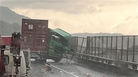台64線1.3公里處驚傳大貨車自撞護欄車禍。（圖／翻攝記者爆料網）