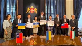 林楚茵見證台灣駐匈牙利大使劉世忠與布達佩斯副市長Ambrus Kiss簽約捐贈15萬美金給布達佩斯市政府，協助安置烏克蘭難民。（圖／翻攝自林楚茵臉書）

