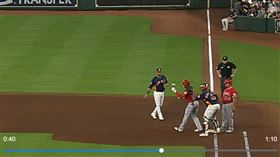 沃德敲安上壘後遭太空人二壘手捕手妙招觸殺出局。（圖／擷取自MLB官網）