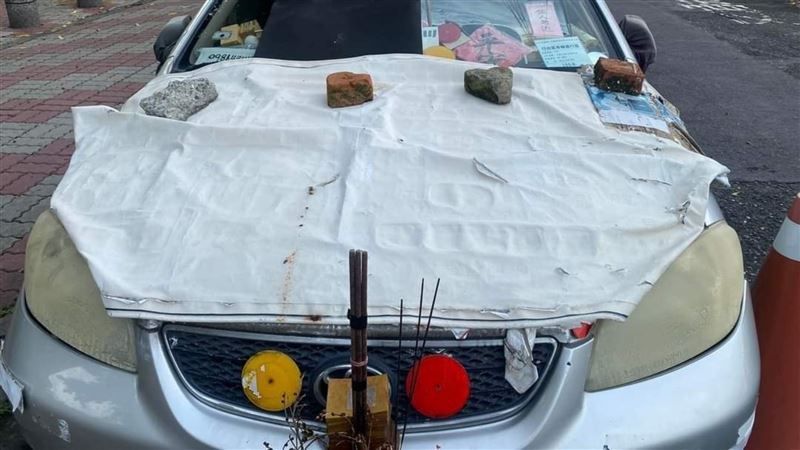 詭異轎車「綁金紙插香」　原因曝光