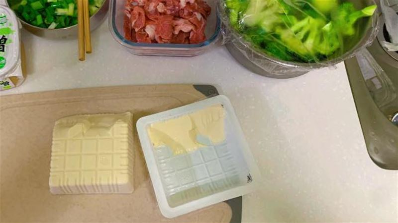 盒裝豆腐這樣倒才完整　網：錯40年
