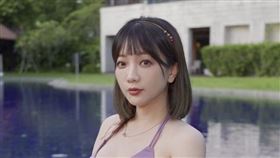 玉兔挺孕肚穿比基尼。（圖／翻攝自玉兔IG)