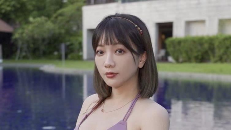 女星挺孕肚穿比基尼　辣洩超苗條曲線