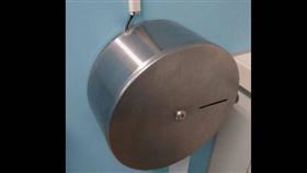 衛生紙後面掛電線（圖／翻攝自路上觀察學院臉書）