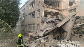 圖為4日哈爾科夫一處建築遭俄軍摧毀。（圖／翻攝自facebook.com/UA.National.Police）
