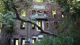 民雄鬼屋喝咖啡　靈異事件遊客最好奇（1）嘉義縣「民雄鬼屋」的正確名稱是「劉家古厝」，由於主人他遷後，留下荒廢的3樓建築與庭園，加上有婢女投井、日本兵鬼魂出沒等繪聲繪影的傳說，而被列為全台鬼屋之首。中央社記者江俊亮攝　106年9月11日