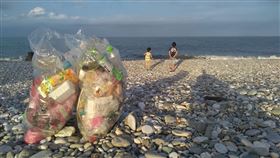 花蓮化仁海堤,海灘,撿垃圾（圖／翻攝自花蓮人臉書）