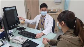 年輕乳癌增加  醫師呼籲有症狀應就醫大里仁愛醫院乳房外科醫師周旭桓（左）呼籲，年輕乳癌的病患確實逐年增加，家族沒有乳癌病史，還是有罹患乳癌的可能性，呼籲民眾有乳房症狀還是要及早就醫。（大里仁愛醫院提供）中央社記者蘇木春傳真  111年4月12日