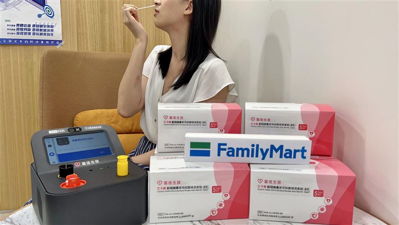 郭台銘快篩機來了！明10點全家開賣