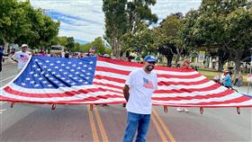 加州矽谷7月4日國慶遊行加州聖荷西舉行7月4日國慶遊行，民眾張開大幅美國國旗，期許包容。中央社記者周世惠聖荷西攝  111年7月5日