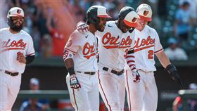 ▲馬泰歐（Jorge Mateo）挨再見觸身球，金鶯延長賽贏球。（圖／翻攝自金鶯推特）