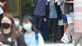 考生開心完成國中會考（1）國中教育會考22日進入第二天，西松高中考場應試的考生結束最後一科測驗後，開心與同學搭肩步出考場。中央社記者裴禛攝  111年5月22日