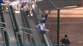 ▲羅沙里歐（Eguy Rosario）撲進觀眾席接殺界外球。（圖／翻攝自MLB官網）