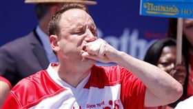 美國大胃王常勝軍10分鐘狂嗑63份熱狗堡 15度奪冠（圖／路透社／達志影像）