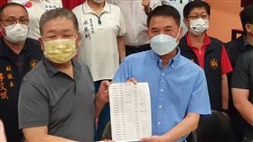 蔣根煌在記者會開始前，取出各縣市正副議長連署書，表示要支持鍾東錦參選到底。
