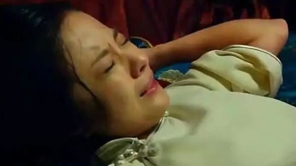 將軍妻肚子痛　華佗命人將手伸進褲裡