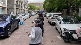 上海封城期間  無數次的核酸篩檢上海封城2個月，頻繁的核酸檢測成為日常生活的一部分。圖為封城期間上海一處社區進行核酸檢測。中央社記者吳柏緯上海攝  111年6月2日